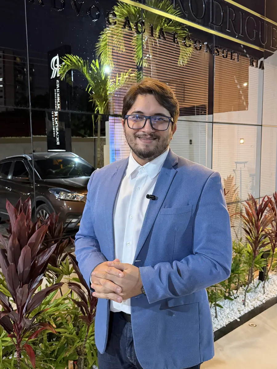 Dr. Ricardo Rodrigues em frente à sede do escritório